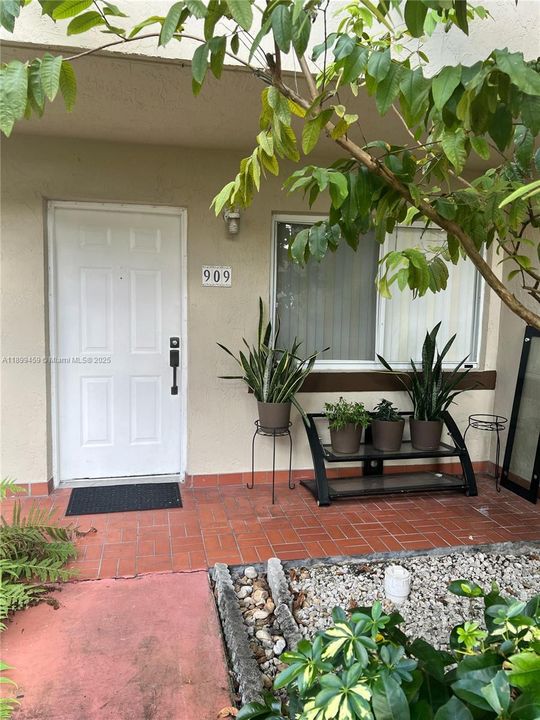 На продажу: $370,000 (2 спален, 2 ванн, 1160 Квадратных фут)