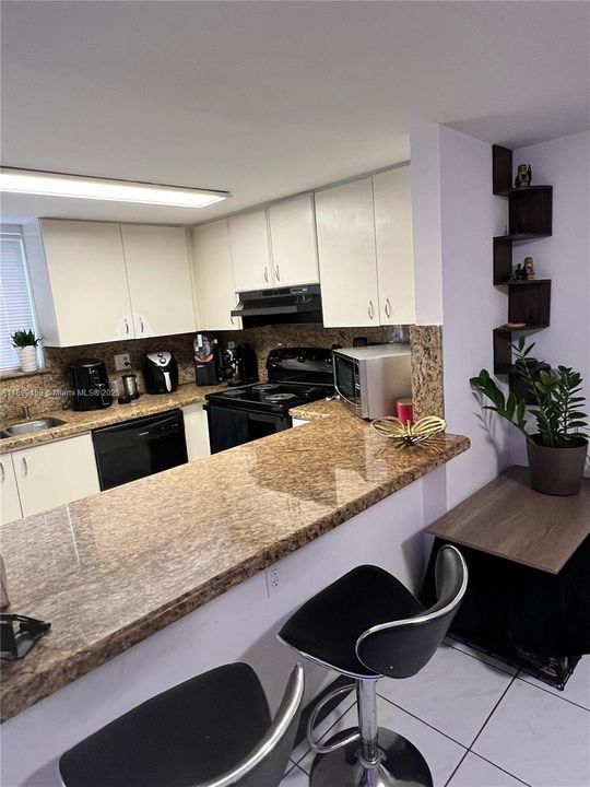 На продажу: $370,000 (2 спален, 2 ванн, 1160 Квадратных фут)