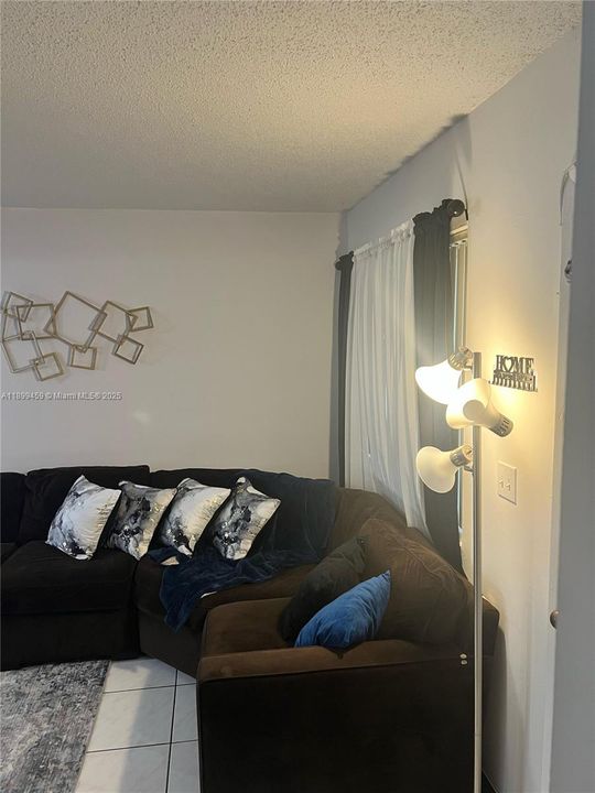 На продажу: $370,000 (2 спален, 2 ванн, 1160 Квадратных фут)