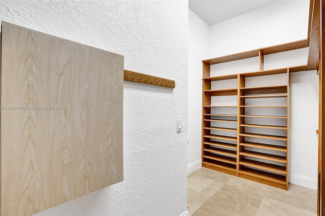 出租: $21,995 (9 贝兹, 7 浴室, 5613 平方英尺)