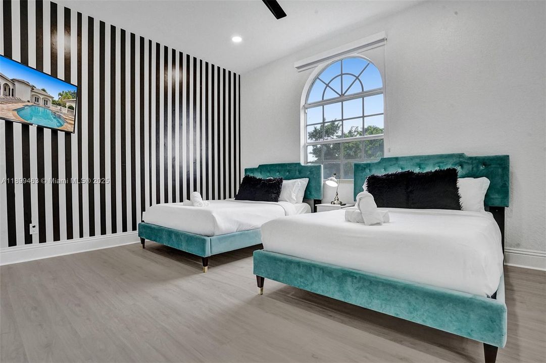 出租: $21,995 (9 贝兹, 7 浴室, 5613 平方英尺)