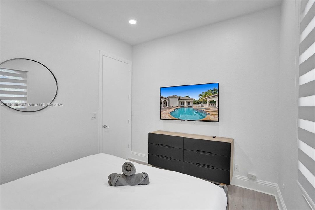 出租: $21,995 (9 贝兹, 7 浴室, 5613 平方英尺)