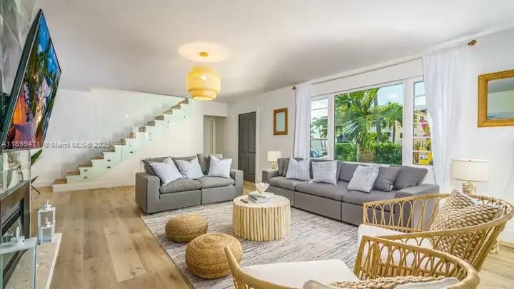 待售: $3,395,000 (6 贝兹, 4 浴室, 2814 平方英尺)