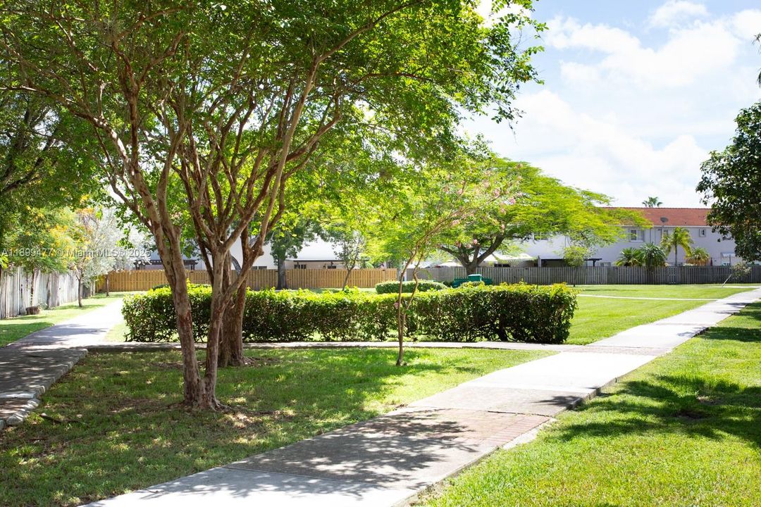 出租: $3,200 (3 贝兹, 2 浴室, 1558 平方英尺)