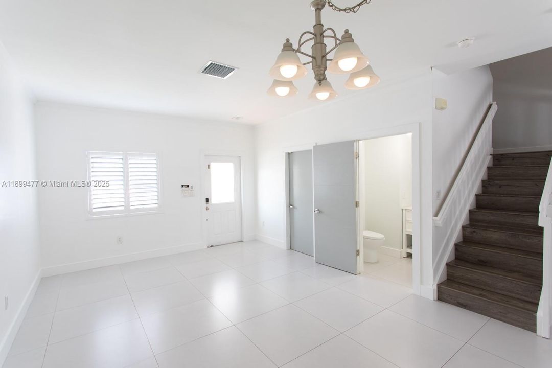 出租: $3,200 (3 贝兹, 2 浴室, 1558 平方英尺)