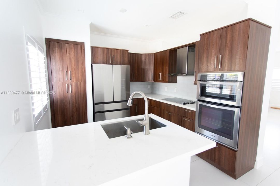 出租: $3,200 (3 贝兹, 2 浴室, 1558 平方英尺)