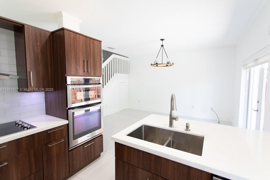 出租: $3,200 (3 贝兹, 2 浴室, 1558 平方英尺)