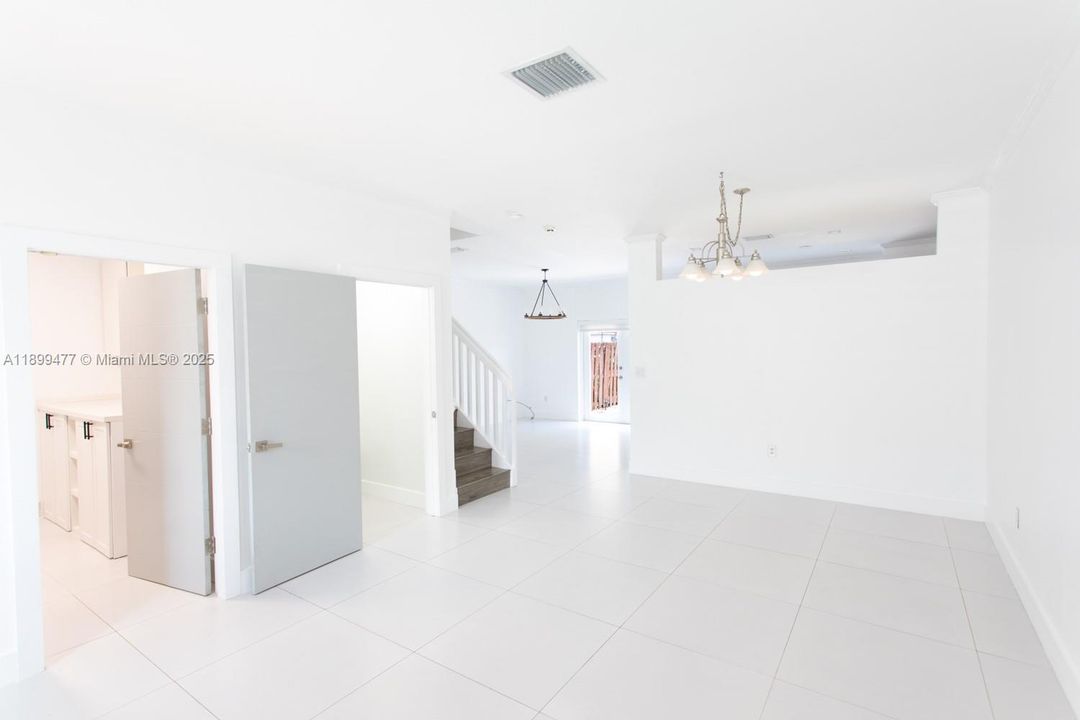 出租: $3,200 (3 贝兹, 2 浴室, 1558 平方英尺)