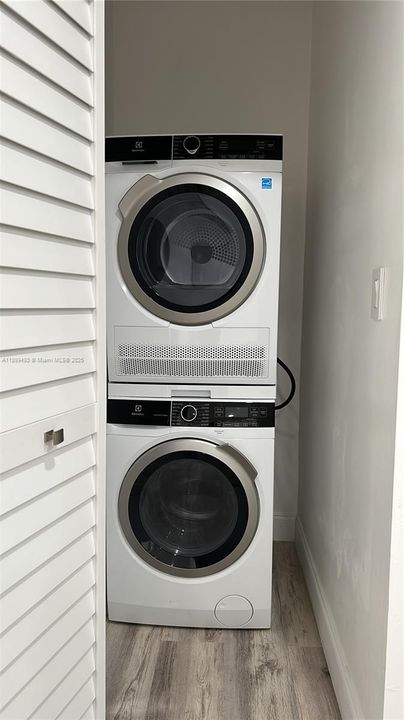 出租: $1,550 (1 贝兹, 1 浴室, 0 平方英尺)