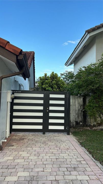 出租: $1,550 (1 贝兹, 1 浴室, 0 平方英尺)