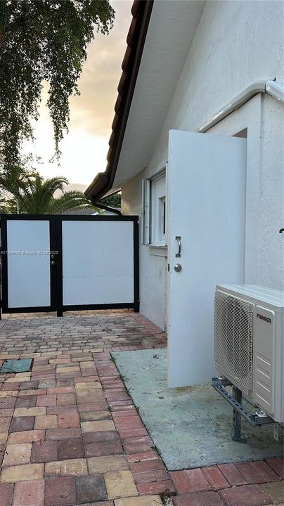 出租: $1,550 (1 贝兹, 1 浴室, 0 平方英尺)