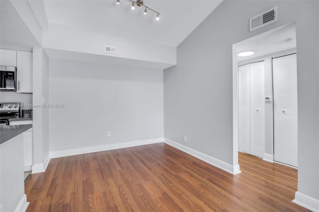 Recently Rented: $2,300 (2 beds, 2 baths, 1030 Square Feet)