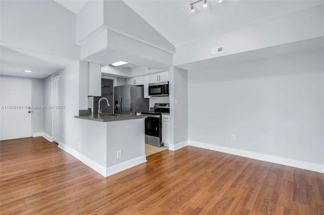 Recently Rented: $2,300 (2 beds, 2 baths, 1030 Square Feet)