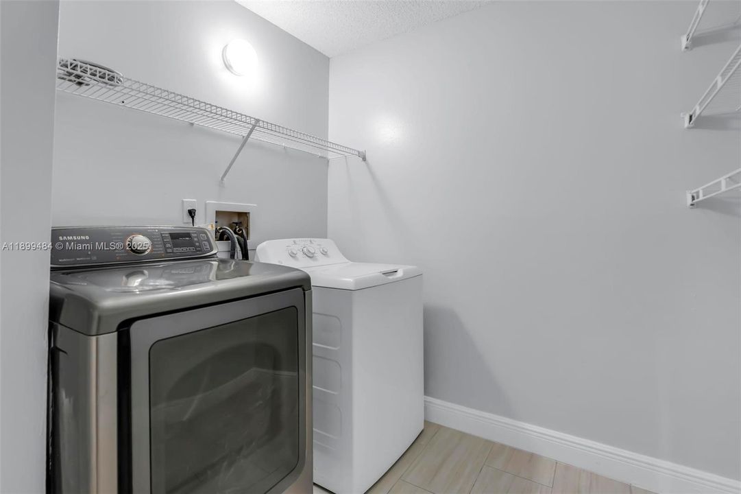 Recently Rented: $2,300 (2 beds, 2 baths, 1030 Square Feet)