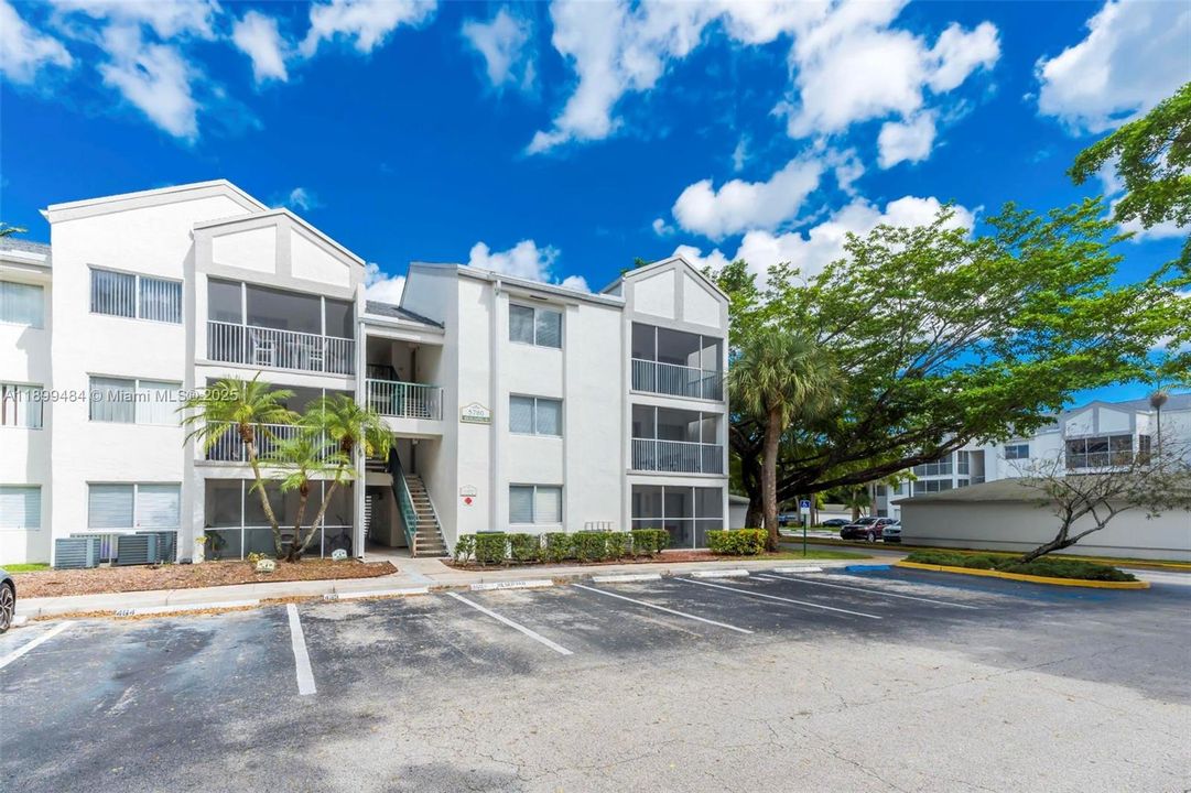 Recently Rented: $2,300 (2 beds, 2 baths, 1030 Square Feet)