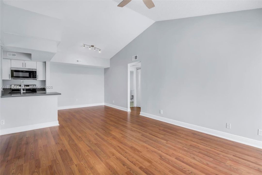 Recently Rented: $2,300 (2 beds, 2 baths, 1030 Square Feet)