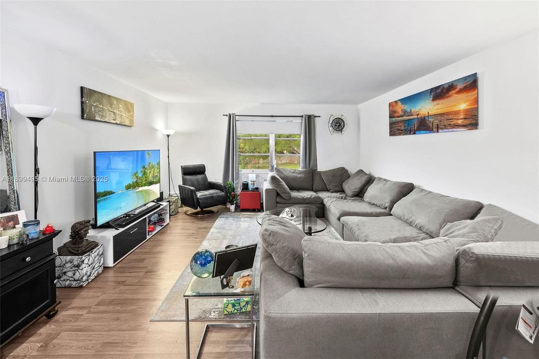 En Venta: $294,000 (2 camas, 2 baños, 1180 Pies cuadrados)