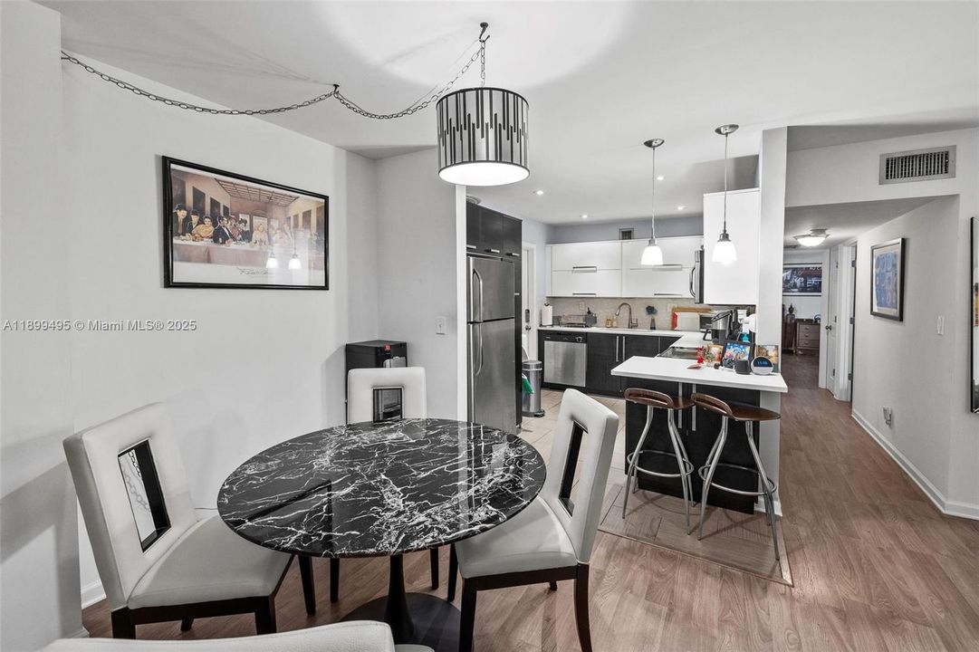 En Venta: $294,000 (2 camas, 2 baños, 1180 Pies cuadrados)