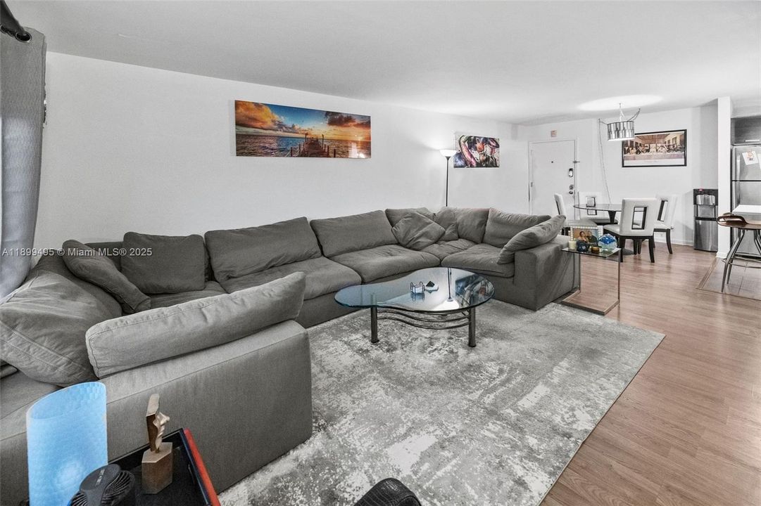 En Venta: $294,000 (2 camas, 2 baños, 1180 Pies cuadrados)