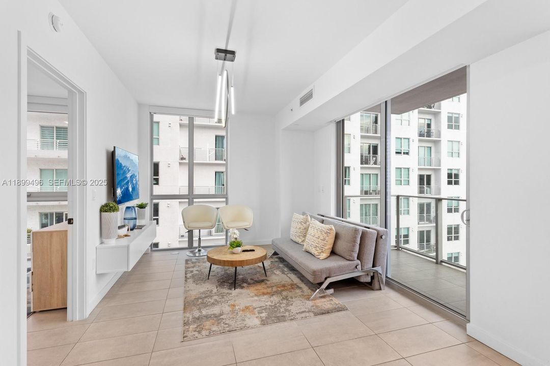 For Sale: $440,000 (1 beds, 1 baths, 599 Square Feet)