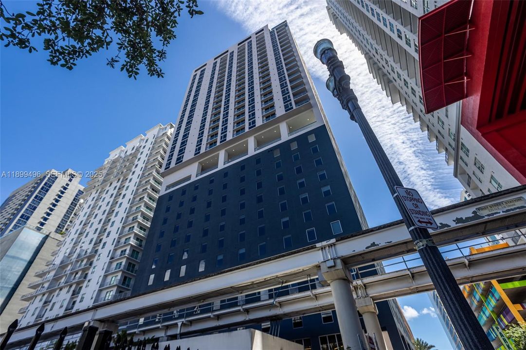 For Sale: $440,000 (1 beds, 1 baths, 599 Square Feet)