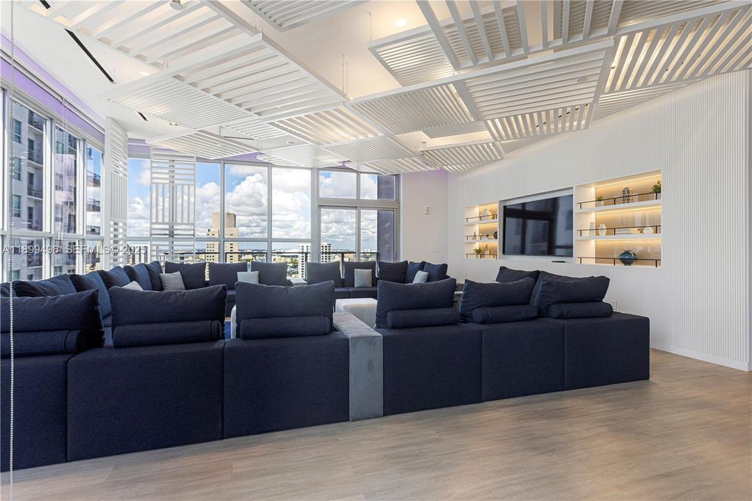 For Sale: $440,000 (1 beds, 1 baths, 599 Square Feet)