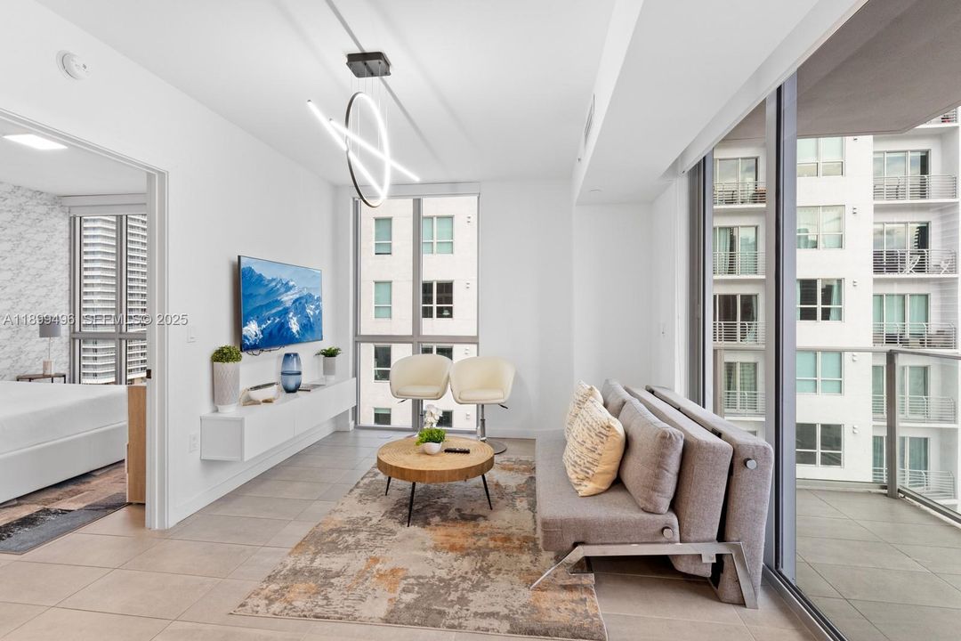 For Sale: $440,000 (1 beds, 1 baths, 599 Square Feet)