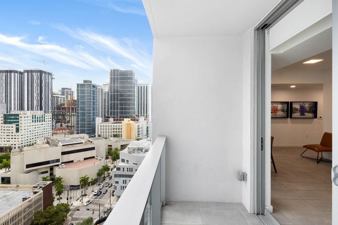 For Sale: $440,000 (1 beds, 1 baths, 599 Square Feet)