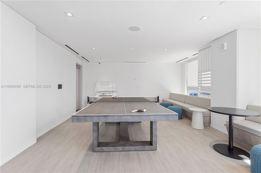 For Sale: $440,000 (1 beds, 1 baths, 599 Square Feet)