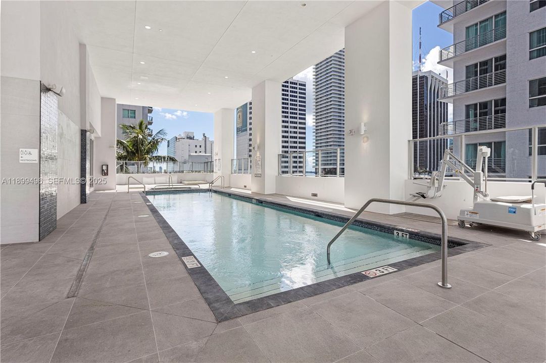 For Sale: $440,000 (1 beds, 1 baths, 599 Square Feet)