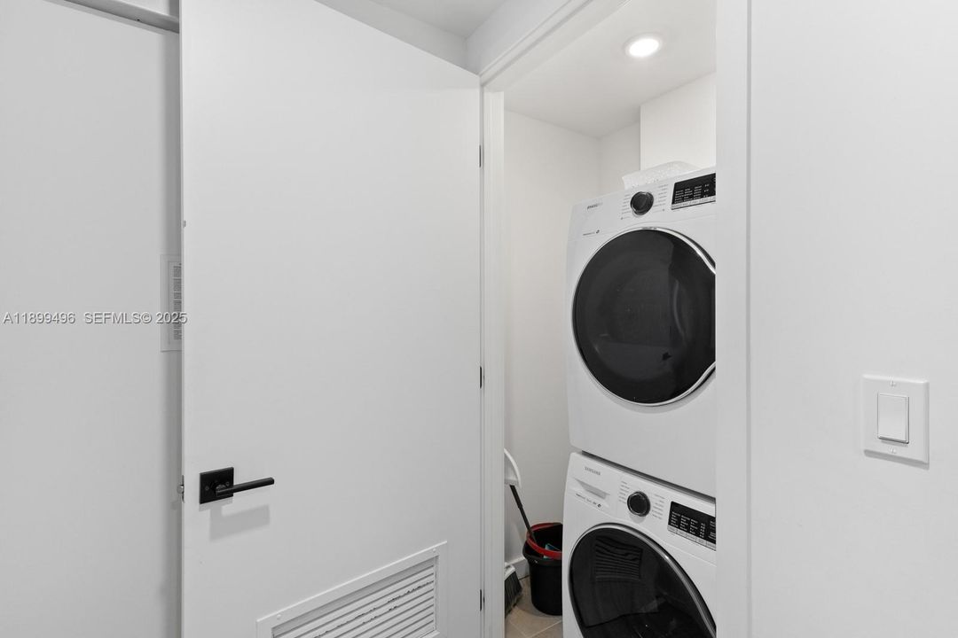 For Sale: $440,000 (1 beds, 1 baths, 599 Square Feet)