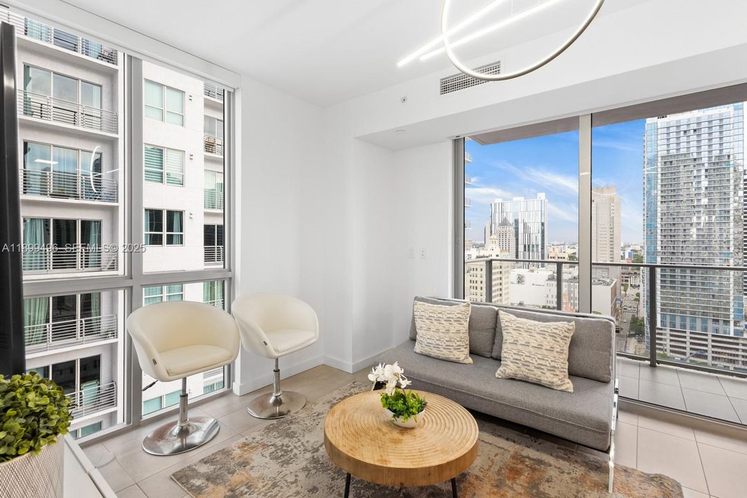 For Sale: $440,000 (1 beds, 1 baths, 599 Square Feet)