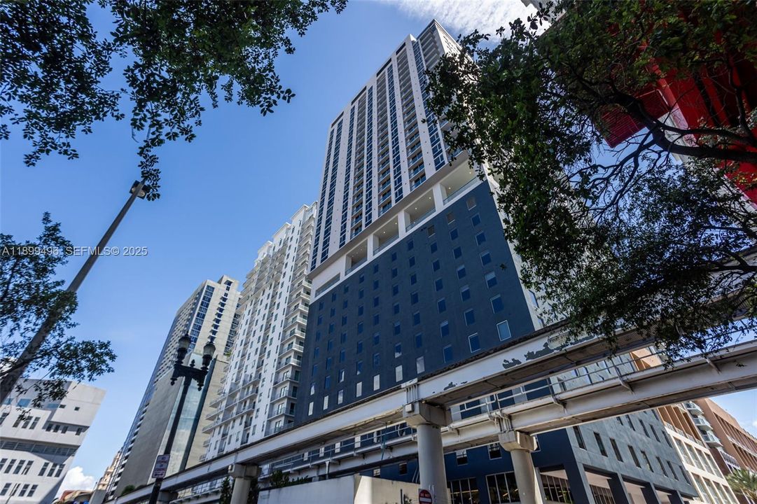 For Sale: $440,000 (1 beds, 1 baths, 599 Square Feet)