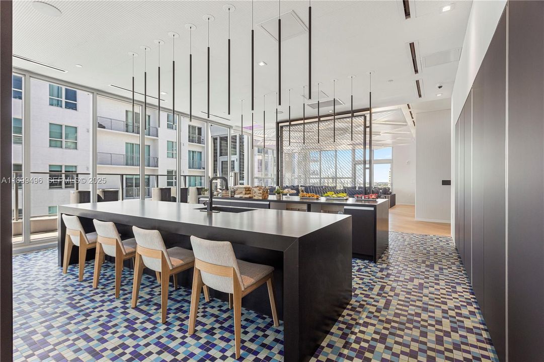 For Sale: $440,000 (1 beds, 1 baths, 599 Square Feet)