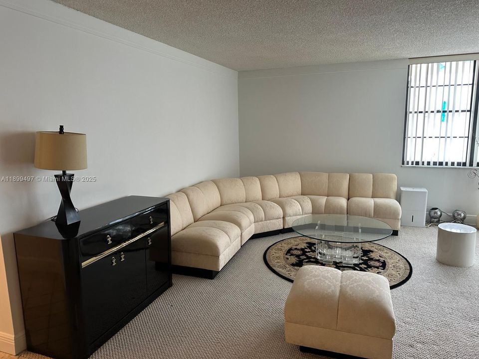 合同活跃: $340,000 (2 贝兹, 2 浴室, 1242 平方英尺)