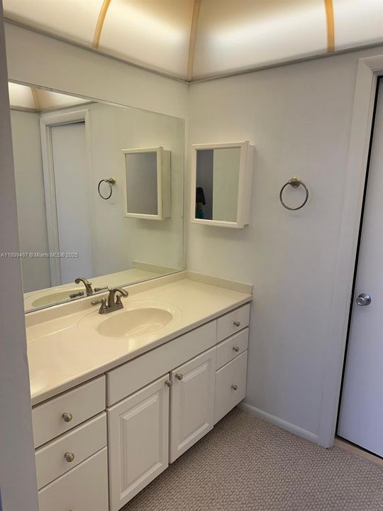 合同活跃: $340,000 (2 贝兹, 2 浴室, 1242 平方英尺)