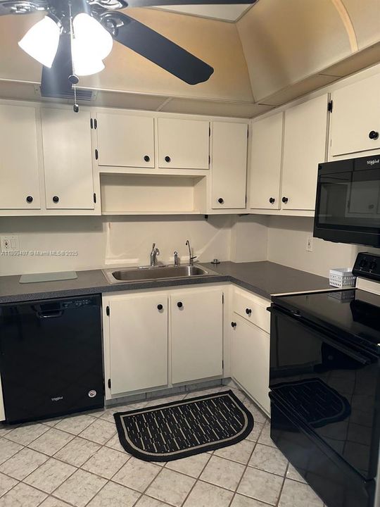 合同活跃: $340,000 (2 贝兹, 2 浴室, 1242 平方英尺)