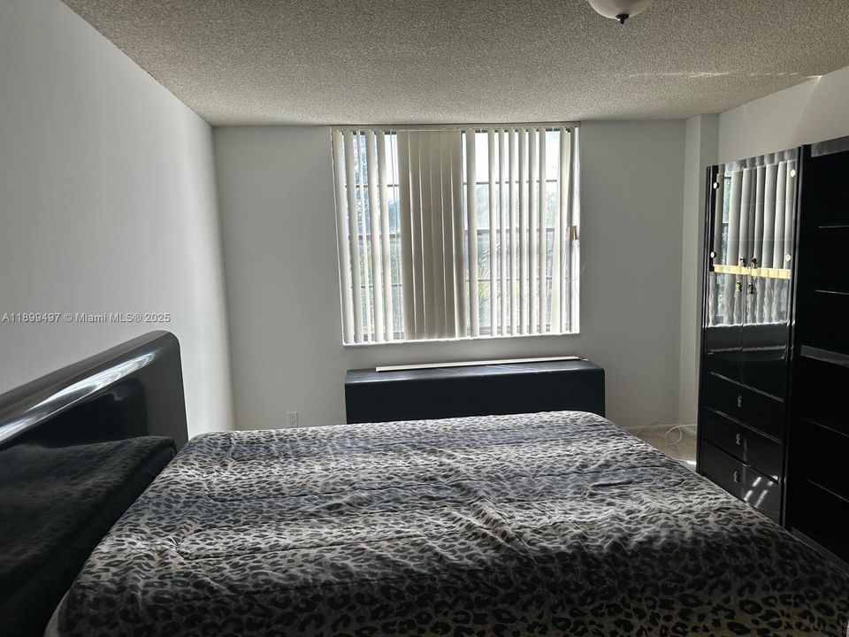 合同活跃: $340,000 (2 贝兹, 2 浴室, 1242 平方英尺)