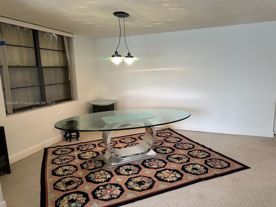 合同活跃: $340,000 (2 贝兹, 2 浴室, 1242 平方英尺)