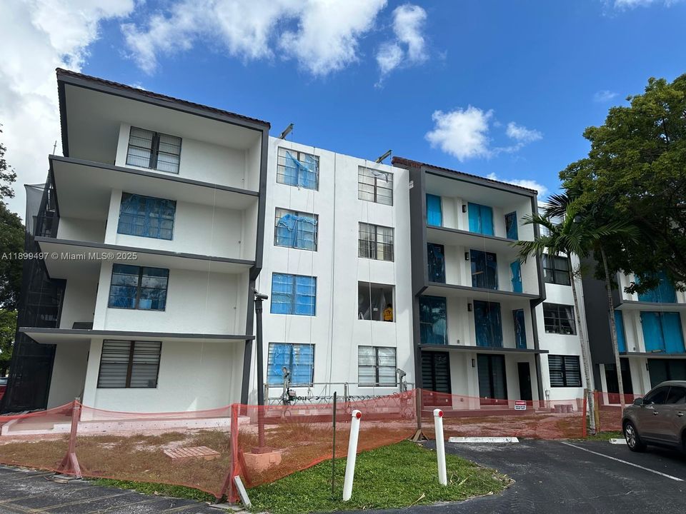 合同活跃: $340,000 (2 贝兹, 2 浴室, 1242 平方英尺)