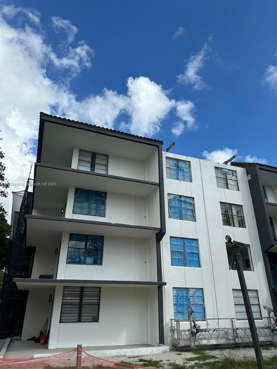 合同活跃: $340,000 (2 贝兹, 2 浴室, 1242 平方英尺)