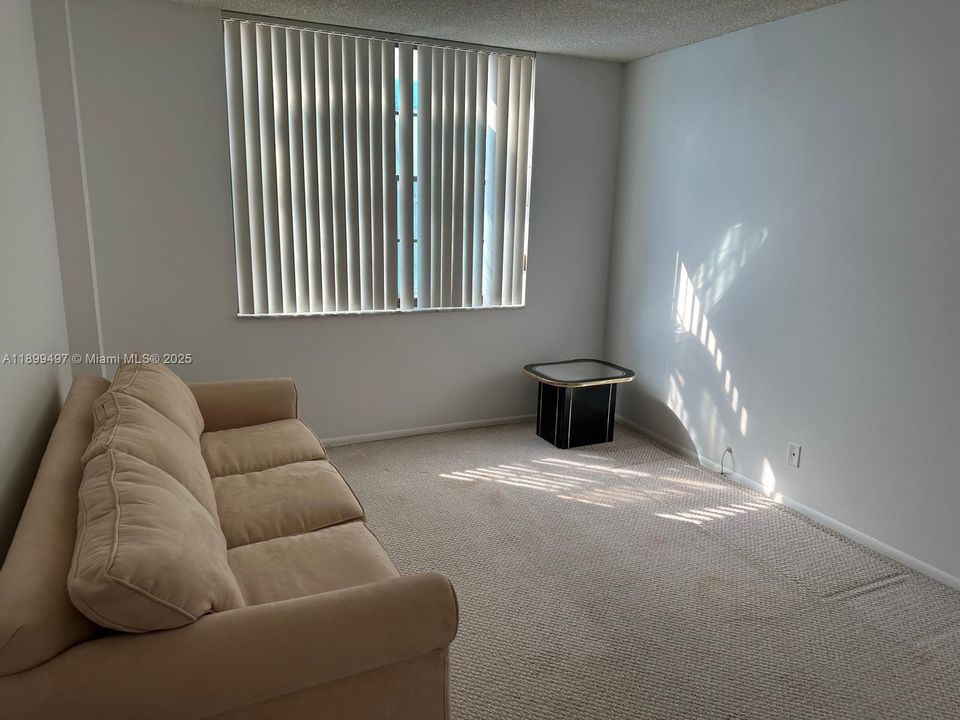 合同活跃: $340,000 (2 贝兹, 2 浴室, 1242 平方英尺)