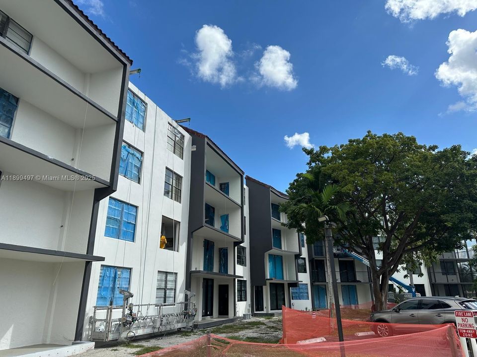 合同活跃: $340,000 (2 贝兹, 2 浴室, 1242 平方英尺)