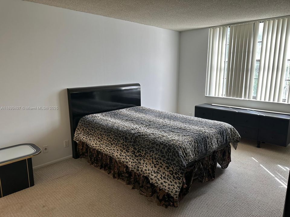 合同活跃: $340,000 (2 贝兹, 2 浴室, 1242 平方英尺)