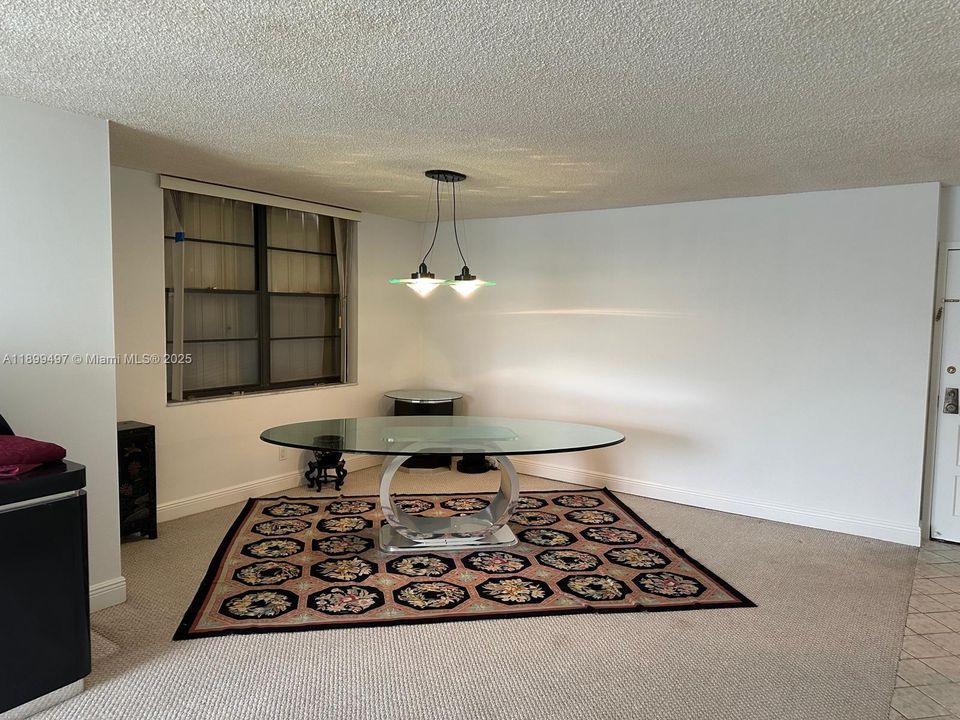 合同活跃: $340,000 (2 贝兹, 2 浴室, 1242 平方英尺)