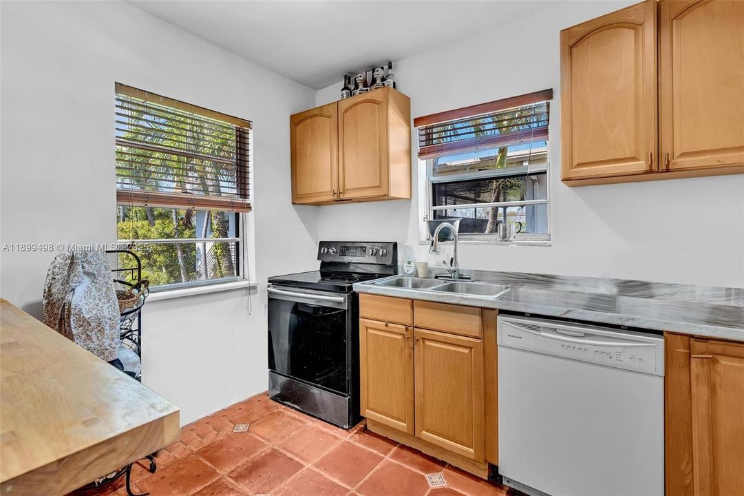 For Sale: $1,850,000 (7 beds, 4 baths, 3041 Square Feet)