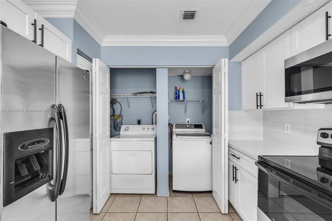 Active With Contract: $435,000 (3 beds, 2 baths, 1547 Square Feet)