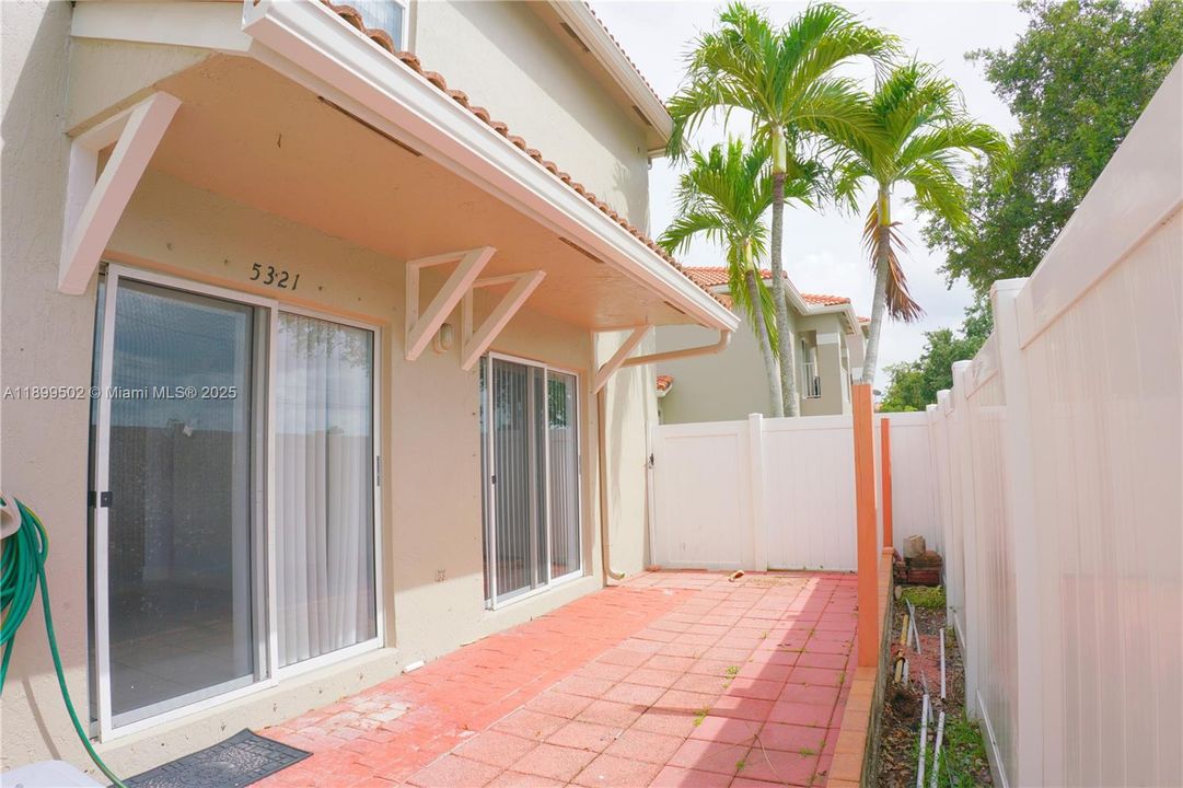 Active With Contract: $435,000 (3 beds, 2 baths, 1547 Square Feet)