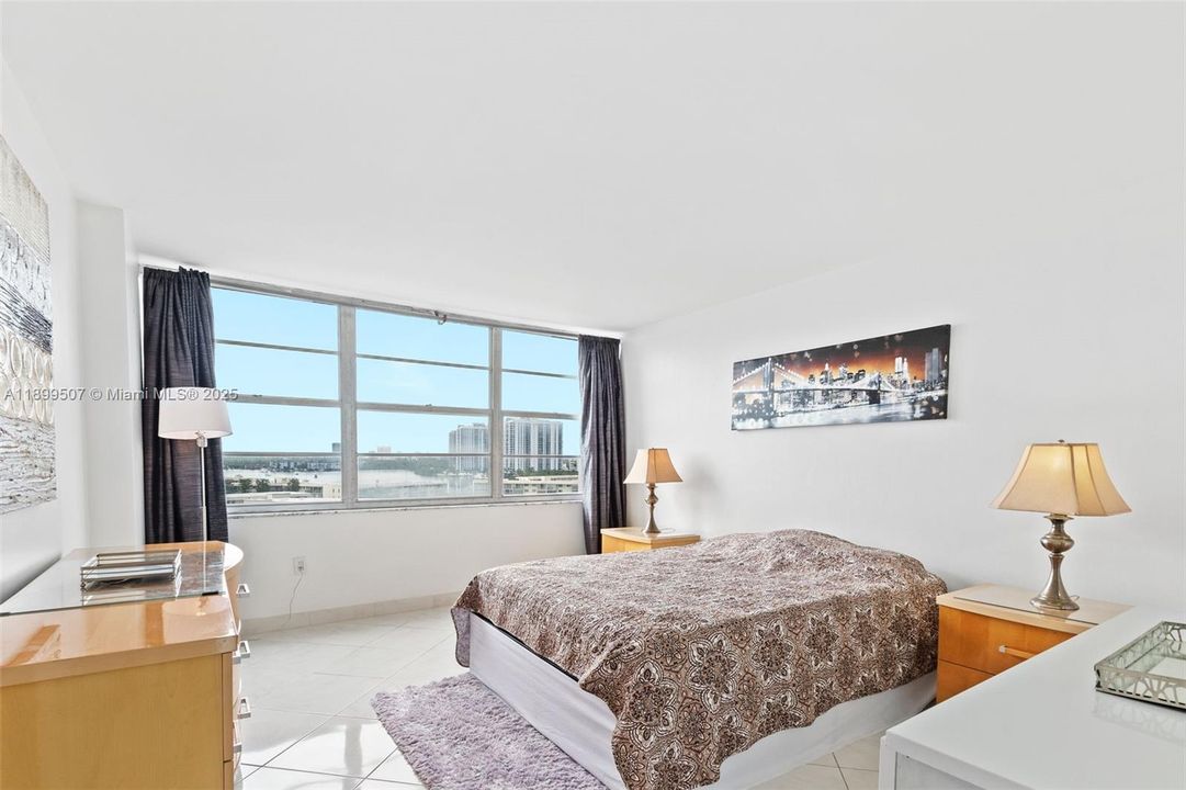 待售: $199,000 (1 贝兹, 1 浴室, 1005 平方英尺)