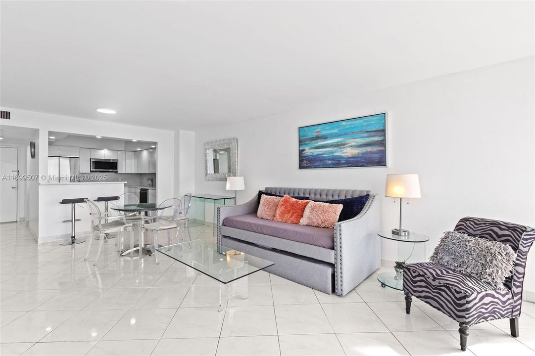 待售: $199,000 (1 贝兹, 1 浴室, 1005 平方英尺)